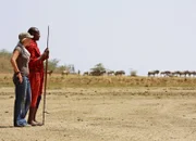 Moderatorin Andrea Jansen und Maasai Tengere in Tansania