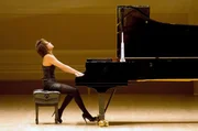 Solistin in diesem Konzert ist Yuja Wang, die seit Jahren durch technische Brillanz, eigenwillige Interpretationen und modische Kompromisslosigkeit die Klavierwelt in Atem hält.