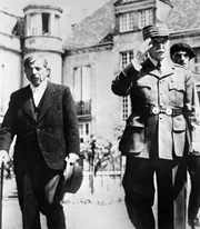 Der französische Staatschef Philippe Pétain und der damalige Premierminister Pierre Laval in Vichy, Zentral-Frankreich, November 1942.