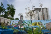 „Grow Elephant“ zwischen Baustelle und Bürokomplexen.