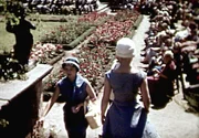 DDR privat 00000 Eine Modenschau im Schlossgarten von Quedlinburg 1959: Elegante Kostüme, Kleider und Mäntel in allen Farben und Formen vor imposanter Kulisse.