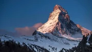 Das Matterhorn, ein 4478 Meter hoher, zwischen Zermatt und Breuil-Cervinia in den Walliser Alpen stehender Berg, wird jährlich von bis zu 3000 Bergsteiger in Angriff genommen und soll auch als Formgeber für eine Schweizer Schokolade gedient haben.