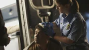 Im Mai 1996 eilen die Polizisten und Rettungskräfte zu einem Tatort in Virginia Beach. Die Ermittler finden die Leiche der Navy-Offizierin Elise Makdessi und die ihres vermeintlichen Angreifers, der von Elises Ehemann Eddie (Bild) niedergeschossen wurde.