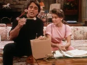 Tony (Tony Danza, l.) erklärt Samantha (Alyssa Milano, r.) die Grundregeln der Chemie.