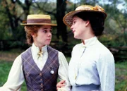 Anne (Megan Follows) und Diana (Schuyler Grant, re.)