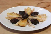Hugh tritt mit einer Vorspeise an, die er aus einer saftig-aromatischen Birne, Blutwurst und Chicoree herstellt.