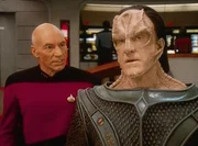 Captain Picard (Patrick Stewart) verhandelt mit Lutan (Jessie Lawrence Fergus), dem Haeuptling des Planeten Ligon II. Picard moechte einen Impstoff von Lutan bekommen, den es nur auf Ligon II gibt.