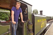 Dan Snow führt durch die Dokumentarserie zur Eisenbahngeschichte. Snow erkundet, wie sich die britische Eisenbahn im Laufe der Jahre entwickelt hat.
