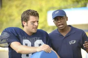 Shawn (James Roday, li.) und Gus (Dulé Hill) versuchen zu rekonstruieren, warum der Footballspieler Alexavic sterben musste. Dafür lässt sich Shawn in das Footballteam der 'Thunderbirds' einschleusen.