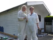 Frauenpower im Beet. Doris (r.) und ihre Tochter Antje renovieren das Gartenhäuschen im Landhausstil.