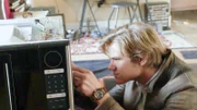 MacGyver (Lucas Till) und Jack suchen nach Riley, die verschwand, nachdem sie sich in die Computersysteme der NSA gehackt hatte. Bei der Suche stehen ihnen allerdings nur eine Mikrowelle und Klebeband zur Verfügung.