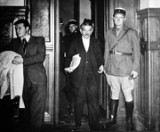 Paris, 10. Oktober 1945: Pierre Laval vor Gericht, wo er nach dem Zweiten Weltkrieg wegen Hochverrats zum Tode verurteilt wurde.