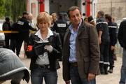 Als ein Babysitter ermordet wird, müssen Kommissarin Frédérique Kancel (Vanessa Valence, l.) und der Doc (Didier Ferrari, r.) in alle Richtungen ermitteln ...