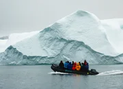 Eine Schlauchbootfahrt zwischen Eisbergen gehört zu den Höhepunkten einer Expeditionskreuzfahrt: (Copyright SRF)