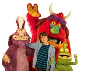 Eddie (Macauley Keeper) mit seinen drei Monstern: Norman, Haggis und Fred (v.l.n.r.)