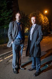 Detective Constable Marcus Farrow (John Simm, r) mit seinem Kollegen Devlin (Craig Parkinson).