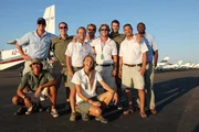 Ohne Radar und Autopilot fliegen die Buschpiloten (Namen nicht bekannt) durch die Wildnis Afrikas und bringen Touristen oder wichtige Luftfracht ins Okavangodelta und die Kalahari Wüste. Dabei müssen die jungen Piloten Nerven aus Stahl beweisen, denn mit jedem Flug setzen sie ihr Leben aufs Spiel.
