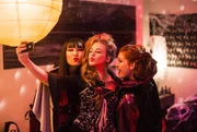 Alle wollen auf Nicolas Halloween-Party, um dort fotografiert und in ihrem Blog erwähnt zu werden.