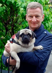 Michael Kessler und Mops "Frida".