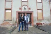 Das Experten-Team Claudia Kaatzsch und Manfred Kersten vor dem Objekt von Familie Menze.