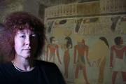 Dr. Joann Fletcher in der Grabkammer von Pharao Amenophis III.