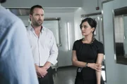 Kann NSA-Agentin Nas Kamal (Archie Panjabi, r.) Weller (Sullivan Stapleton, l.) dazu bringen, wieder mit Jane, von der er sich total verraten fühlt, zusammenzuarbeiten, um eine gefährliche Terrororganisation zu stoppen?