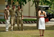 Gérard (Clovis Fouin, li.), Philippe (Théo Frilet, Mi.) und Pedro (Adrien Saint-Jore, re.) treffen sich in Saigon wieder und lassen den offensichtlich glücklichen Moment von Phuong (Audrey Giacomini, re.) auf einem Foto festhalten.