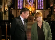 Bella (Hannelor Hoger) befragt in der Kapelle Internatsleiter Groth (Sylvester Groth).