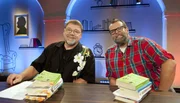 Moderator Jürgen von der Lippe mit Gast Jochen Malmsheimer (r)