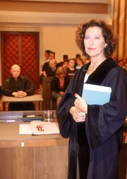 Richterin Dr. Ruth Herz führt die Verhandlungen objektiv, souverän und einfühlsam. Sie deckt die Geschichte hinter der Tat auf und versucht mit ihren Urteilen, Jugendlichen eine Chance zu geben.