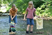 Die 9-jährige Daniela (r.) spielt gerne mit ihrer größeren Schwester (l.) im Freien, bevor sie Opfer eines Verbrechens wird.