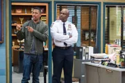 "Brooklyn Nine-Nine", "Das werden Obser-Ferien." Jake und Charles führen eine Observierung durch, die sich über die Dauer von acht Tagen erstrecken soll. Üblich ist eigentlich die Hälfte der Zeit, weil danach der Lagerkoller einsetzt, doch würde das den Erfolg der Mission beeinträchtigen. Am Beginn läuft zwischen den beiden Freunden alles rund. Bald aber wächst die Verbotsliste an und die Anspannung zwischen ihnen steigt ins Unermessliche. Im Revier bekommt derweil Captain Holt Besuch von seinem attraktiven Neffen Marcus. Rosa ist sogleich hin und weg!Im Bild (v.li.): Nick Cannon (Marcus), André Braugher (Ray Holt).