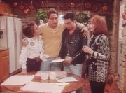 Der Friede täuscht: (v.l.n.r.) Samantha (Alyssa Milano), Tony (Tony Danza), Al (William Gallo) und Mona (Katherin Helmond).