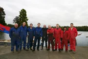 Jason Bradbury (M.) mit den beiden Teams, die im Duell um den besten und ausgefallensten Fahrzeugbau gegeneinander antreten.