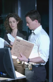 Mac (Gary Sinise) und Stella (Melina Kanakaredes) finden heraus, von wem die belastende DNA stammt.