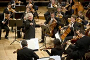 Die Berliner Philharmoniker unter der Leitung von Sir Simon Rattle spielen Mozart auf dem Lucerne Festival 2013.