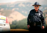 Sheriff Crowe (Stacy Keach) muß tatenlos mitansehen, wie immer mehr Meteoriten auf der Erde einschlagen.