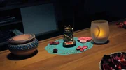 Aschenbecher Serge kann die Blechkatze nicht ausstehen. Mama Kerze liebt sie.