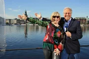 Moderator Lutz Ackermann mit Schlagersängerin Mary Roos an der Binnenalster.