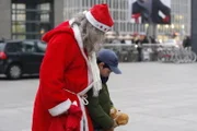 Daniel (Alexander Türk, r.) geht auf seiner Reise in die große Welt fast verloren. Doch der Kaufhaus-Weihnachtsmann (Darsteller unbekannt, l.) nimmt sich seiner an und bringt ihn wieder nach Hause ...