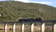 Trenino verde auf seiner Fahrt entlang des Lago del Liscia in der Gallura.