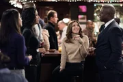 V.l.: Rosa Diaz (Stephanie Beatriz), Gina (Chelsea Peretti), Captain Ray Holt (Andre Braugher)