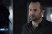 Nicht nur Weller (Sullivan Stapleton) ist auf der verzweifelten Suche nach dem untergetauchten leitenden Ingenieur eines Waffenherstellers, Michael Ganzman, der eine Superwaffe entwickelt hat ...