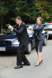 Detective Lassiter (Timothy Omundson) und Juliet (Maggie Lawson) versuchen die Räuber zu stoppen...