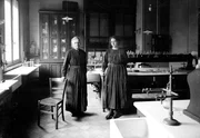 Marie Curie und Tochter Irene im Labor.