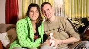 Sascha (29) Angelique (22) sind arbeitslos – und werden Eltern. Ein Job kommt für den werdenden Vater nicht in Frage, denn jede Tätigkeit unter 18,50 Euro Stundenlohn ist für ihn pure Ausbeutung. Fraglich, wie lange das Paar so über die Runden kommt.