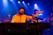Gruppe "Josh Hoyer & Solu Colossal" mit Josh Hoyer (l, vocals, keyboards)