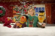 Das ist der neue Weihnachts-Hit: Helene Fischer besucht die Sesamstraße und singt „Lass es schnei’n“. Elmo, Ernie und Bert sind entzückt!