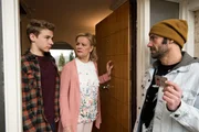 Leon (Philip Noah Schwarz, l.) kriegt Probleme. Blöd, wenn man im Skatershop, der mit Kameras ausgestattet ist, etwas klaut. Doppelt blöd, wenn man dabei seinen Ausweis verliert und der Besitzer (Daniel Wiemer) ihn findet.