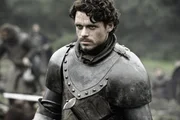Le jeune et cruel Joffrey Baratheon règne désormais sur Westeros. Il est épaulé par sa mère, l'intrigante Cersei Lannister, et par son oncle Tyrion, nouvelle Main du Roi. Mais son règne est menacé de toutes parts. Stannis et Renly Baratheon, les frères du feu roi Robert, revendiquent chacun de leur côté la couronne, au motif que Joffrey ne serait pas son fils biologique. Robb Stark, lui, se fait proclamer roi du Nord à la tête d'un royaume indépendant et ne rêve que de venger la mort de son père, Eddard, exécuté par le roi Joffrey. De l'autre côté de la mer, Daenerys Targaryen et les quelques fidèles lui restant parcourent le désert vers l'Est à la recherche d'une ville.
